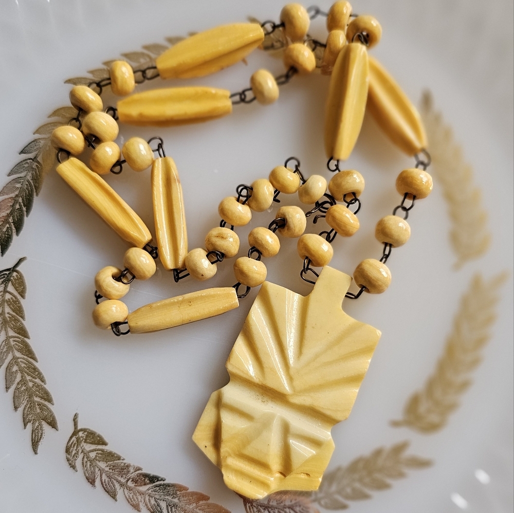 Vintage 1970's Carved Yellow Onyx Pendant Necklace. Aztec Necklace.